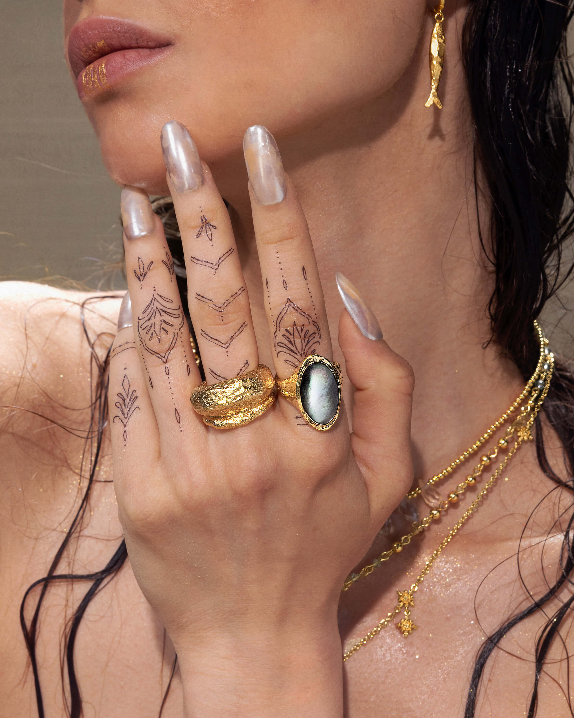 Midnight Oval Shell Ring - Image 2